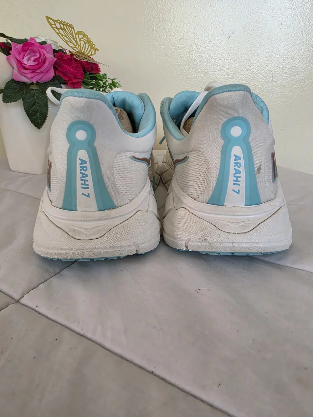 Hoka Arahi 7 Women's White & Light Blue Plush Running Shoes Size 11B